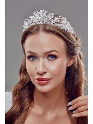 Inci ve Kristal Detaylı Gelin Tacı – Zarif ve Işıltılı Tasarım