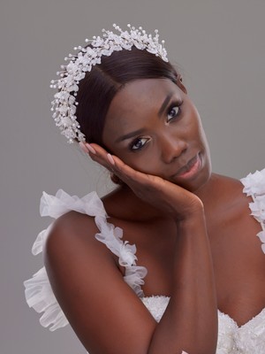 Kristal ve Inci Işlemeli Gelin Saç Aksesuarı – Düşük Topuz Için Işıltılı Tasarım