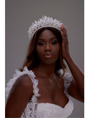 Inci ve Kristal Taş Işlemeli Gelin Tacı – Işıltılı ve Zarif Tasarım