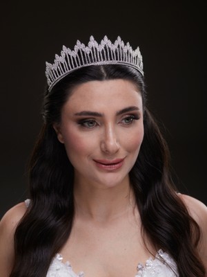 Magic Tiara Ince Uzun Kristal Taşlı Gelin Tacı – Gösterişli ve Zarif Tasarım (6154)