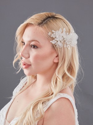 Beyaz Çiçek ve Kristal Detaylı Gelin Saç Tokası – Zarif ve Işıltılı Tasarım