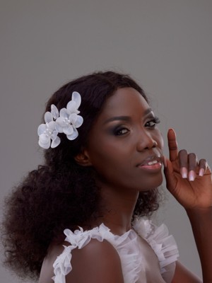 Magic Tiara Beyaz Çiçek ve Inci Detaylı Gelin Saç Tokası – Zarif ve Romantik Tasarım (2'li paket)