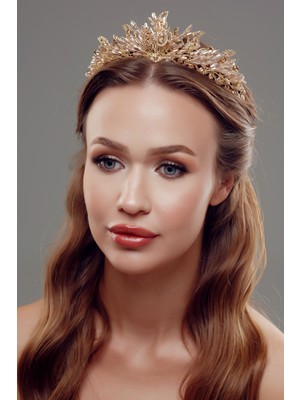 Kristal Taşlı Gümüş Gelin Tacı – Işıltılı ve Asil Tasarım