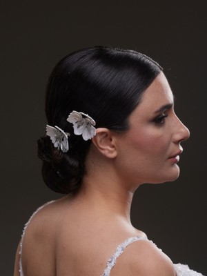 Magic Tiara Minimal Beyaz Çiçek ve Gümüş Detaylı Gelin Saç Aksesuarı (2'li paket)