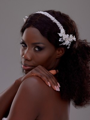 Inci ve Kristal Taşlı Beyaz Çiçekli Gelin Aksesuarı – Zarif ve Şık Saç Aksesuarı