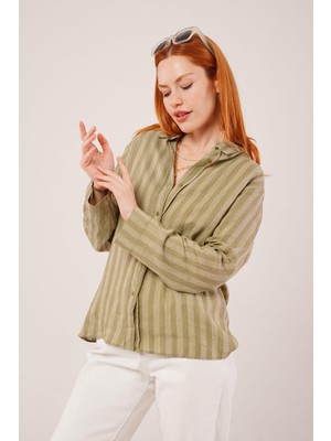 Düğmeli ve Çizgi Detaylı Yeşil Gömlek