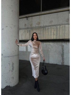 Kadın Uzun Kollu Yarım Balıkçı Yaka Büzgü Detay Kadife Kumaş Elbise