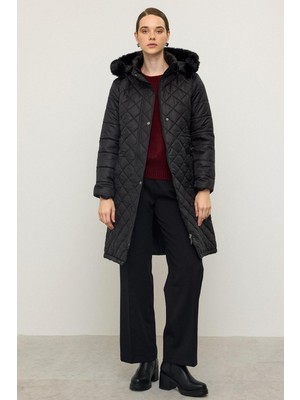 Çıkabilen Kürklü Kapüşonlu Metal Aksesuarlı Kapitone Mont Siyah 6790