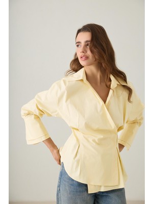 Tereyağ Sarısı Belden Detaylı Asimetrik Kapamalı Uzun Kollu Geniş Kesim Gömlek