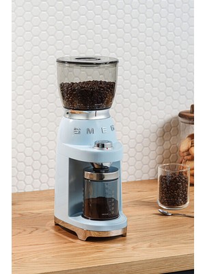 SMEG CGF01PBEU PASTEL MAVİ KAHVE ÖĞÜTME MAKİNASI