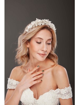 Çiçek ve Inci Detaylı Gelin Tacı – Zarif ve Romantik El Yapımı Saç Aksesuarı