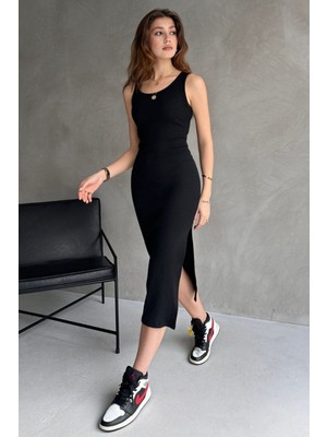 Yırtmaç Detaylı Siyah Elbise