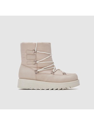 Togo Kadın Kar Botu Bağcıklı Dış Materyal ile Şık Görünüm ve Rahat Yürüyüş Sunar