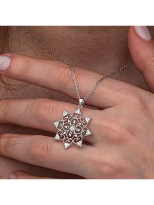 Çiçek Desenli  925 Ayar Gümüş Kadın Kolye