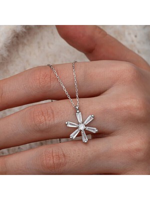 Baget Taşlı Çiçek Desen 925 Ayar Gümüş Kadın Kolye