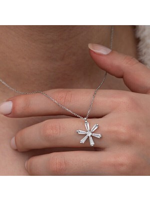 Tutaste Jewellery Baget Taşlı Çiçek Desen 925 Ayar Gümüş Kadın Kolye