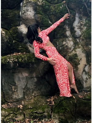 Derin Dekolteli Cut-Out Elbise