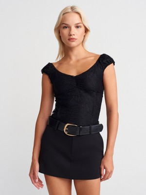 31848 Fiyonk Detaylı Dantel Top-Siyah