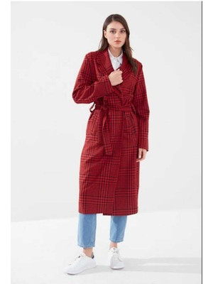 Kadın Oversize Trençkot – Kırmızı Ekose Desenli, Şık ve Modern