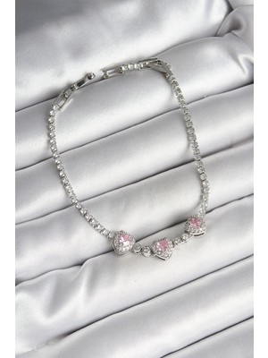 Pirinç Sıralı Pembe Kalp Figürlü Zirkon Taşlı Gümüş Renk Kadın Bileklik  - PRT3500EB06188