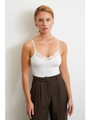 Dantel Detaylı Askılı Top Beyaz