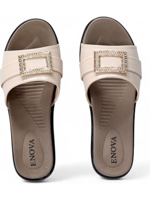 Gün Boyu Rahatlık Sağlayan, Tokalı Tasarımlı ve Kaliteli Malzemeden Üretilmiş Kadın Ortopedik Terlik