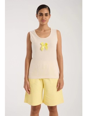 Kadın Beyaz Kurdele Detaylı Sarı Çizgili Şortlu Pijama Takımı