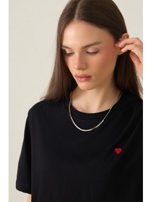 Siyah Bisiklet Yaka Kısa Kollu Kalp Detaylı Basic T-Shirt