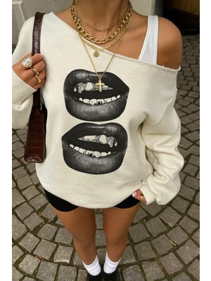 Kadın Ekru Oversize Sweatshirt – Baskılı Dudak Desenli, Sokak Stili, Rahat Kesim