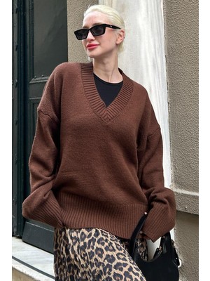 Kahverengi V Yaka Oversize Kadın Triko Kazak MG2149