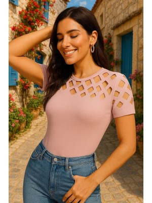 Kadın Kısa Kollu Baklava Desen Lazer Kesim Ithal Krep Bluz