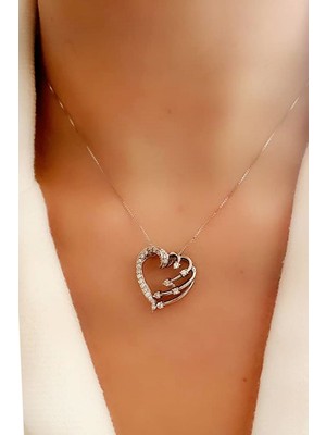 Pırlanta ışıltısında zirkon taşlı tasarım gümüş kalp kolye