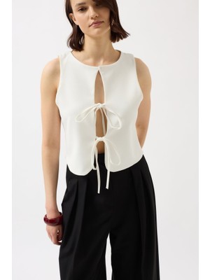 Bağcık Detay Dekolte Bluz