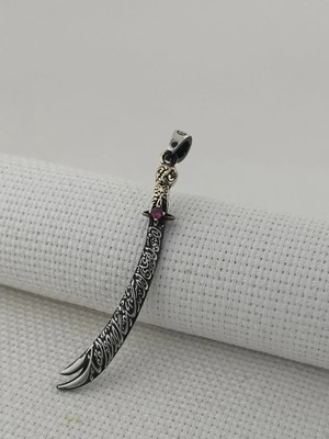 Kırmızı Taşlı La Fetta Illa Ali La Seyfe Illa Zülfikar Yazılı Beyaz Taşlı 925 Ayar Gümüş Erkek Kolye Ucu