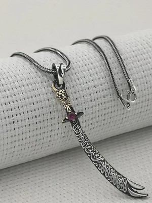 Kırmızı Taşlı La Fetta Illa Ali La Seyfe Illa Zülfikar Yazılı  925 Ayar Gümüş Erkek Kolye