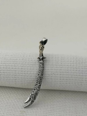 La Fetta Illa Ali La Seyfe Illa Zülfikar Yazılı Beyaz Taşlı 925 Ayar Gümüş Erkek Kolye Ucu