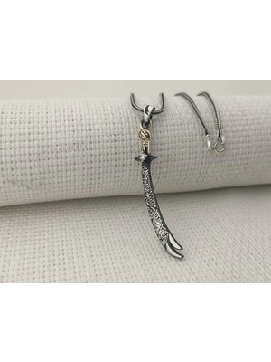 La Fetta Illa Ali La Seyfe Illa Zülfikar Yazılı Beyaz Taşlı 925 Ayar Gümüş Erkek Kolye