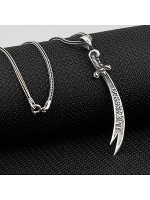 La Fetta Illa Ali La Seyfe Illa Zülfikar Yazılı  925 Ayar Gümüş Erkek KOLYEHTTPS://RESMIM.NET/CDN/2025/06/21/TTLXSN.JPG