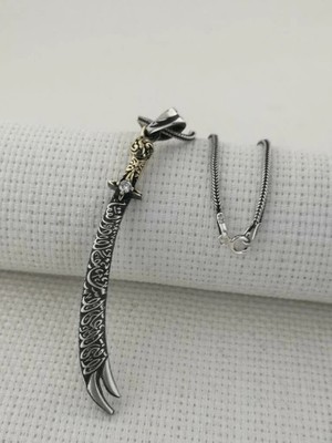 La Fetta Illa Ali La Seyfe Illa Zülfikar Yazılı Beyaz Taşlı 925 Ayar Gümüş Erkek Kolye