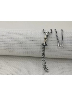 La Fetta Illa Ali La Seyfe Illa Zülfikar Yazılı Beyaz Taşlı 925 Ayar Gümüş Erkek Kolye