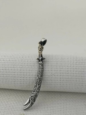 La Fetta Illa Ali La Seyfe Illa Zülfikar Yazılı Beyaz Taşlı 925 Ayar Gümüş Erkek Kolye Ucu