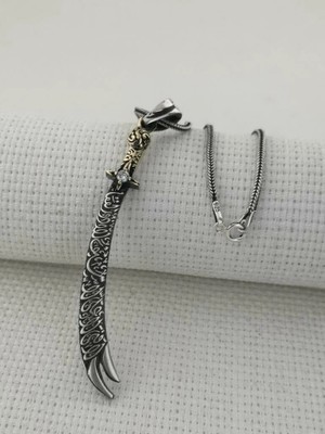 La Fetta Illa Ali La Seyfe Illa Zülfikar Yazılı Beyaz Taşlı 925 Ayar Gümüş Erkek Kolye