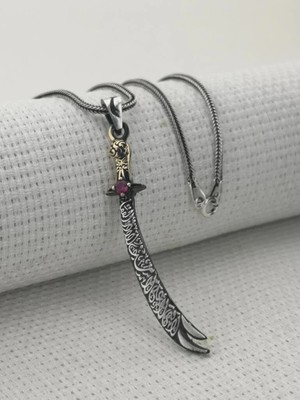 Kırmızı Taşlı La Fetta Illa Ali La Seyfe Illa Zülfikar Yazılı Beyaz Taşlı 925 Ayar Gümüş Erkek Kolye