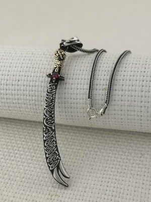 Kırmızı Taşlı La Fetta Illa Ali La Seyfe Illa Zülfikar Yazılı  925 Ayar Gümüş Erkek Kolye