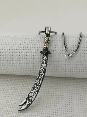 Yeşil Taşlı La Fetta Illa Ali La Seyfe Illa Zülfikar Yazılı Beyaz Taşlı 925 Ayar Gümüş Erkek Kolye