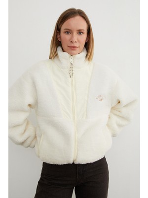 Yazı Nakışlı Fleto Cepli Dik Yaka Pelüş Mont