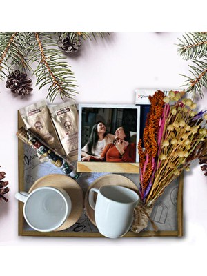 One Hediye One Kişiye Özel Fotoğraflı Kuru Çiçek Buketli Porselen Fincan ve Çikolata Hediye Kutusu