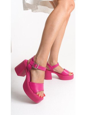Fuşya Yüksek Yandan Tokalı Tek Şeritli Önü Açık Cilt Yazlık Kadın Dolgu Taban Sandalet Ayakkabı