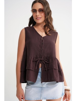 4722 Kadın V Yaka Fırfırlı Müslin Bluz Kahve