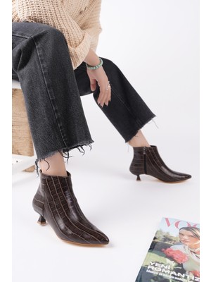 Muggo Çaça Kroko Desenli Sivri Burun Ince Topuklu Fermuarlı Kadın Bot